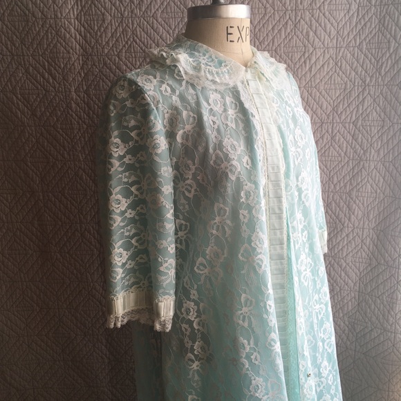 Vintage lace robe - Picture 1 of 8